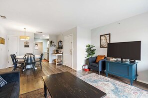 Lejlighed - flere senge - terrasse - udsigt til have (Epic Branson Skyline Sunsets) | Opholdsområde | 42-tommers fladskærms-tv med digitale kanaler