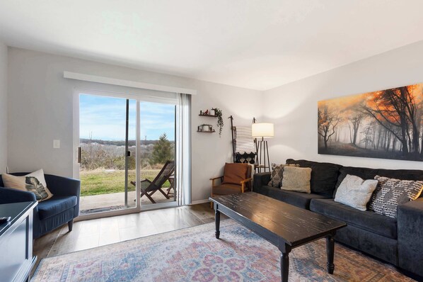 公寓式客房, 多张床, 露台, 花园景观 (Epic Branson Skyline Sunsets) | 起居区 | 42-英寸纯平电视（配备数码频道）