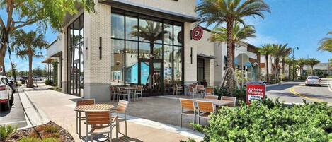 Un restaurant asiatique de type « bento », avec une terrasse et des palmiers.