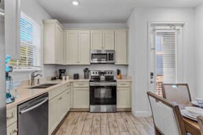 House, Multiple Beds, Hot Tub, Garden View (Frankly Fintastic) | Private kitchen | Fridge, microwave, oven, stovetop - Frankly Fintastic (Kissimmee)