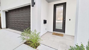 Exterior detail - Northside Retreat Chic 3 Bdr, Pet Friendly! (Houston)