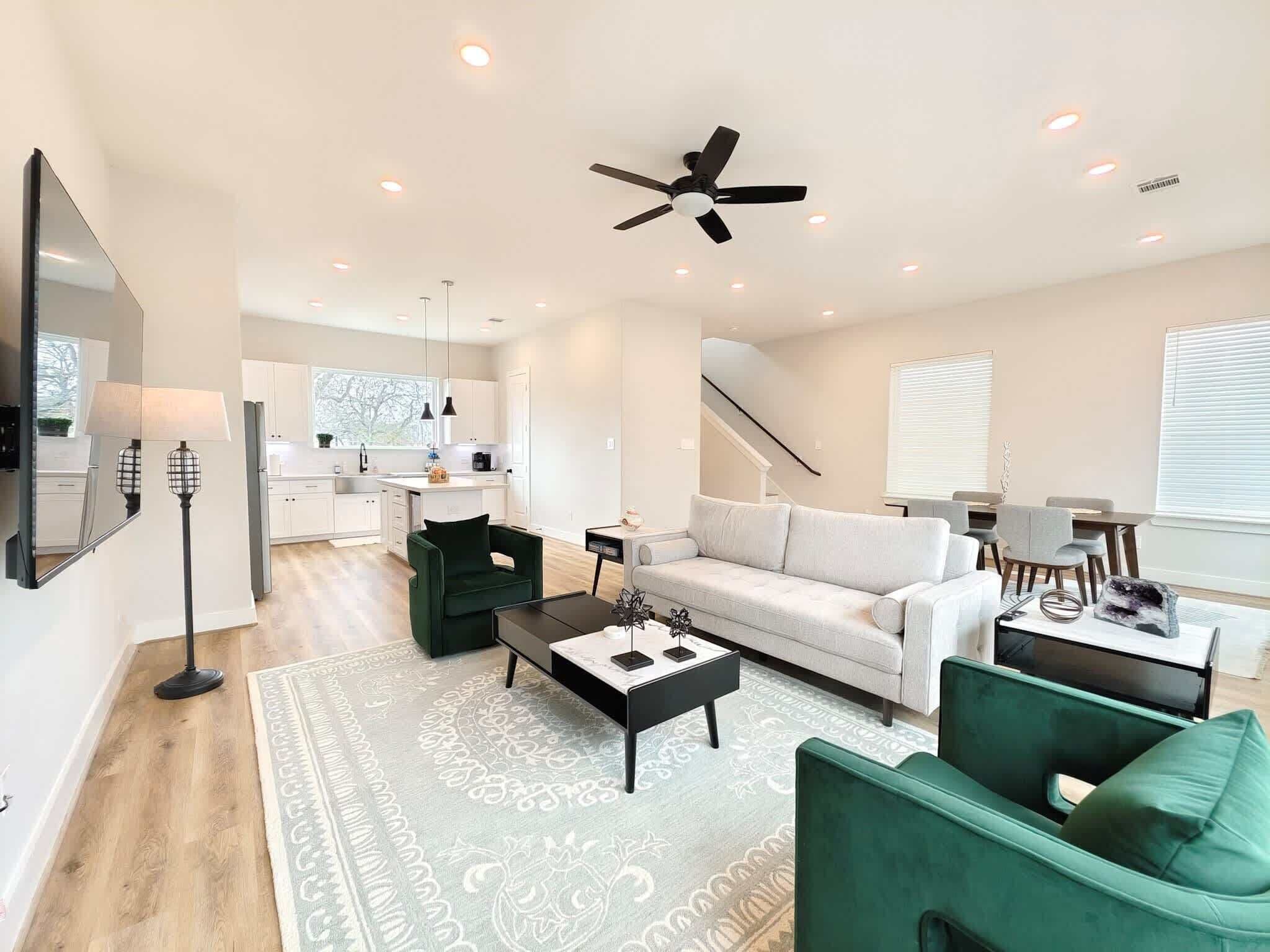 Casa de ciudad, varias camas, cocina (Northside Retreat) | Área de sala de estar | Televisión de pantalla plana de 42 pulgadas con canales digitales 