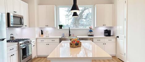 Maison mitoyenne, plusieurs lits, cuisine (Northside Retreat) | Cuisine privée | Réfrigérateur, micro-ondes, four, plaque de cuisson