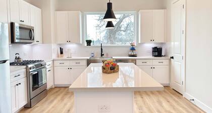 Northside Retreat Chic 3 Bdr, Pet Friendly!