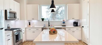 Northside Retreat Chic 3 Bdr, Pet Friendly!
