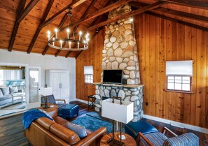 บ้านพัก, ลานระเบียง | บริเวณนั่งเล่น | ทีวี, เตาผิง, แท่นต่อเครื่องเล่น MP3