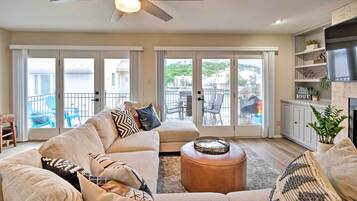 House, Berbilang Katil, Patio | Ruang tamu | Pendiangan, stesen dok MP3