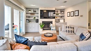 A modern living room with a fireplace, a sofa set, and a coffee table. - Lakeside Hideaway (Horseshoe Bay)