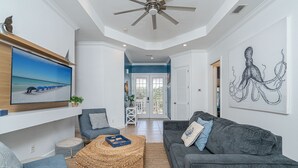 Apartment, Mehrere Betten, Poolzugang, Gartenblick | Wohnbereich | 42-Zoll-Flachbildfernseher mit Digitalempfang, Fernseher