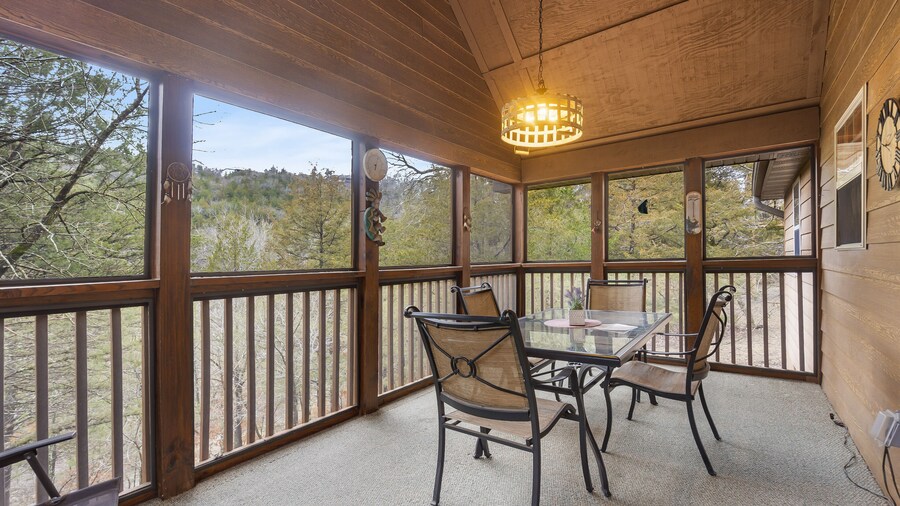 Creekside - 2 BDR Resort Cabin in Epic Location!