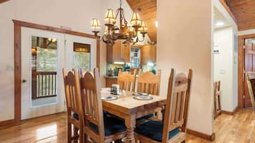 Cabin, Multiple Beds, Patio, Mountain View (Creekside) | Dining