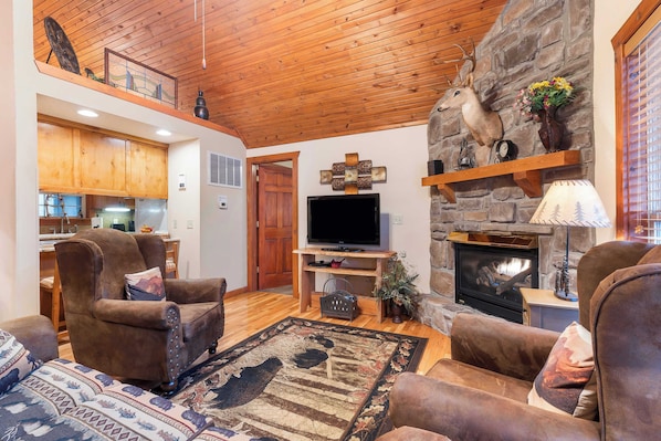 Cabin, Multiple Beds, Patio, Mountain View (Creekside) | Living area