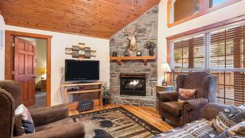 Kabin, Beberapa Tempat Tidur, patio, pemandangan gunung (Creekside) | Area keluarga | Televisi layar datar 42-inci dengan saluran TV digital