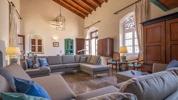 Villa | Wohnbereich | Kamin