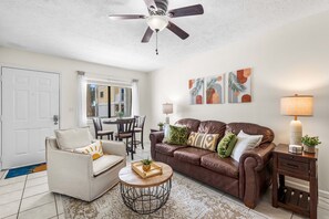 Smart TV - Cute, 2 bedroom ~ 3 min walk to beach! (Panama City Beach)