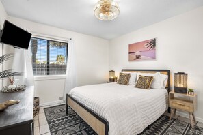 2 bedrooms, iron/ironing board, free WiFi, bed sheets - Cute, 2 bedroom ~ 3 min walk to beach! (Panama City Beach)