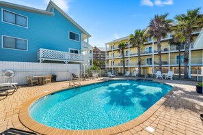Pool - Cute, 2 bedroom ~ 3 min walk to beach! (Panama City Beach)