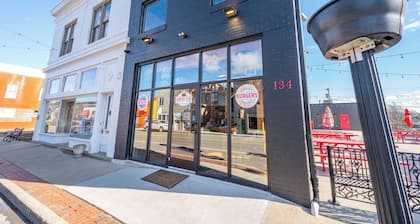 Arkstone Retreat 1 Chic Downtown Escape!