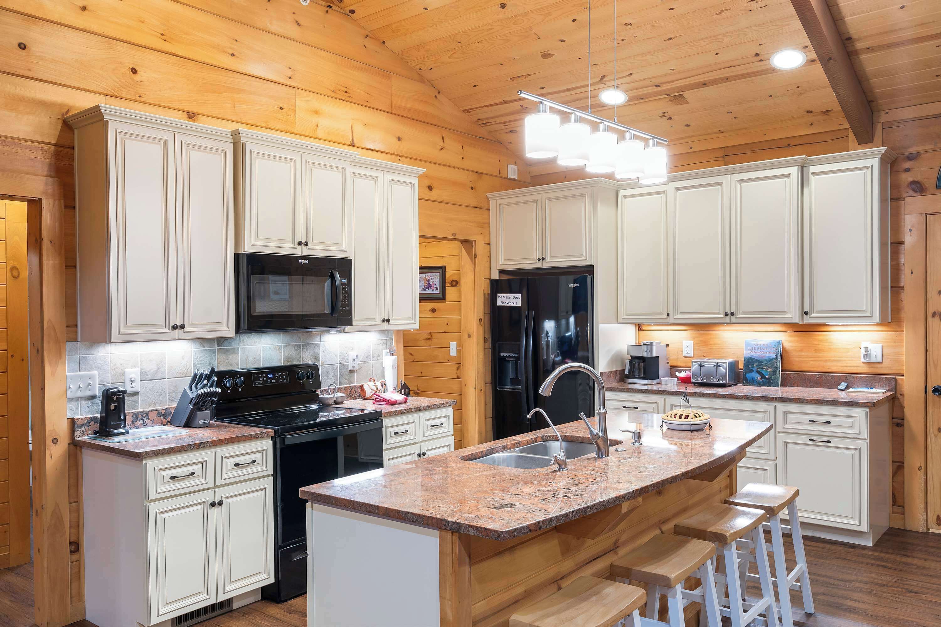 Cabin, Multiple Beds, Balcony, Pool View (Teal’s Treasure) | Private kitchen | Coffee/tea maker