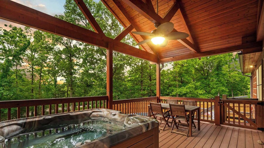 Teals Treasure Secluded Lakeside Cabin for 8!