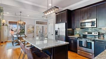Casa, varias camas, patio, vista al jardín (Muletown Haven) | Cocina privada | Refrigerador, microondas, horno y parrilla de estufa