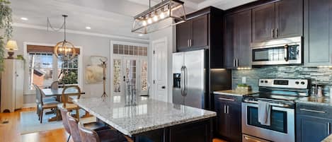 Maison, plusieurs lits, patio, vue jardin (Muletown Haven) | Cuisine privée | Réfrigérateur, micro-ondes, four, plaque de cuisson