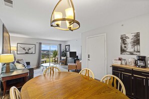 شقة - عدة أسرّة - برواق - منظر للحديقة (Family-Friendly Retreat) | منطقة المعيشة | تلفزيون بشاشة مسطحة بحجم 42-بوصة يعرض قنوات تلفزيونية رقمية