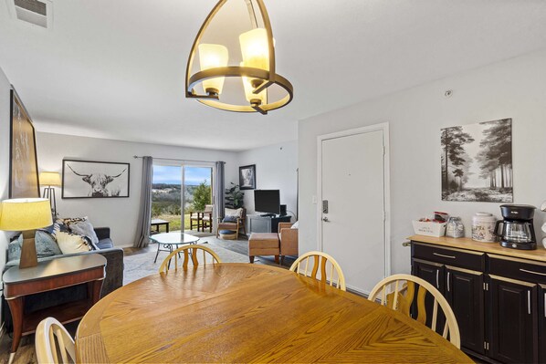 公寓客房, 多張床, 露台, 花園景 (Family-Friendly Retreat) | 客廳 | 42 吋平面電視連數碼電視頻道