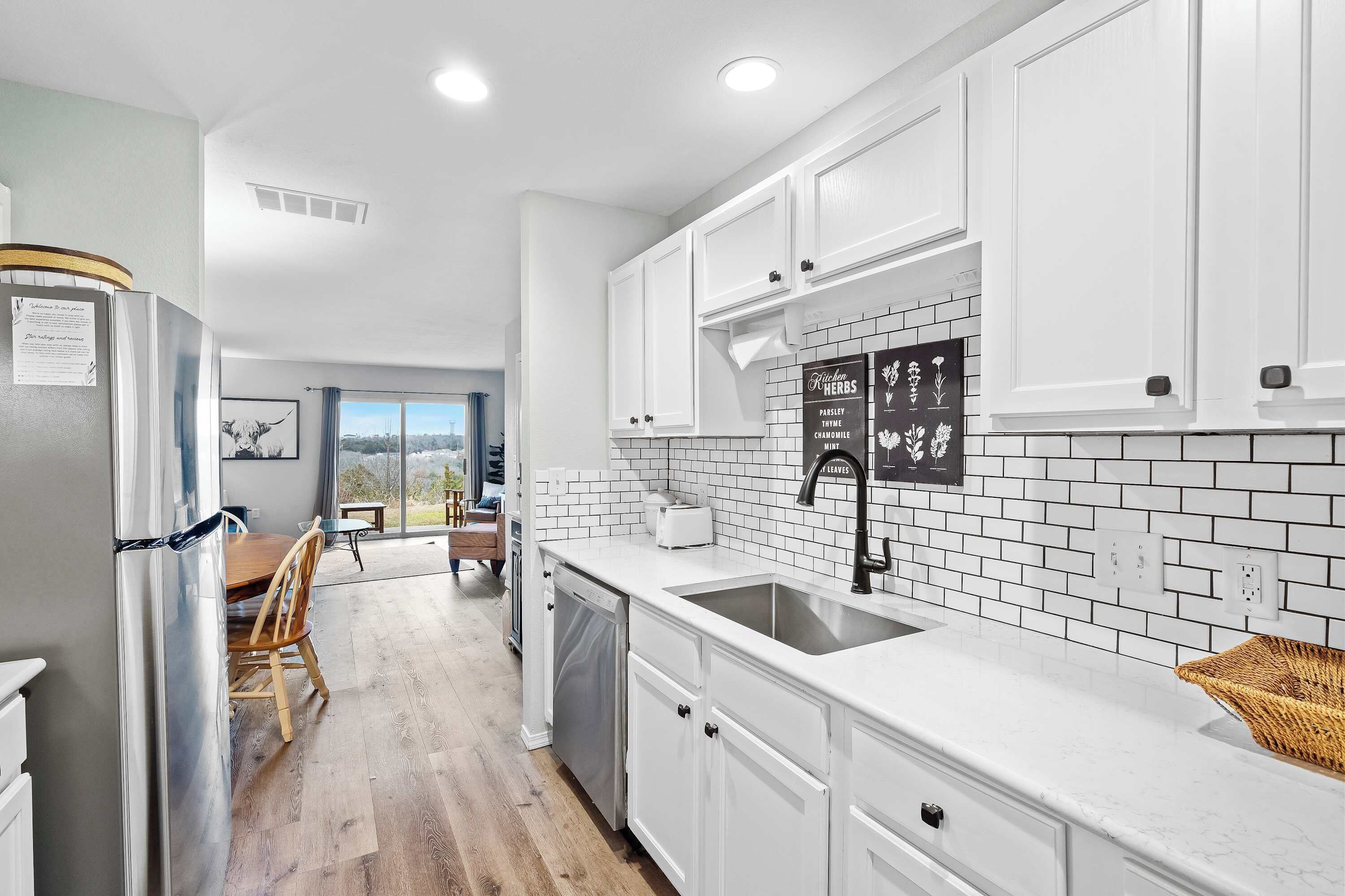 คอนโด, หลายเตียง, ลานระเบียง, วิวสวน (Family-Friendly Retreat) | ครัว  ส่วนตัว | เครื่องชงกาแฟ/ชา