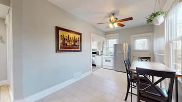 Apartemen, 2 Tempat Tidur Queen, balkon | Dapur pribadi | Lemari es, microwave, oven, dan kompor