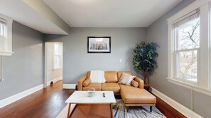 Apartamento, 2 camas de matrimonio, balcón | Zona de estar | Una televisión