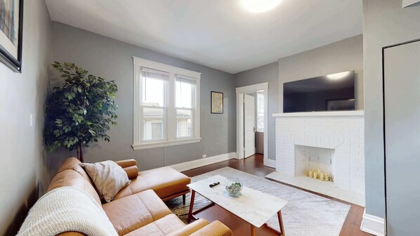 Apartamento, 2 camas de matrimonio, balcón | Zona de estar | Una televisión