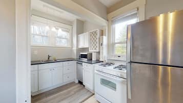 Apartment, 2 Queen Beds, Balcony | Private kitchen | Fridge, microwave, oven, stovetop