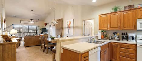 Kondominium, Beberapa Tempat Tidur, dapur, pemandangan lapangan golf (Whippoorwill Woods) | Dapur pribadi | Mesin pembuat kopi/teh