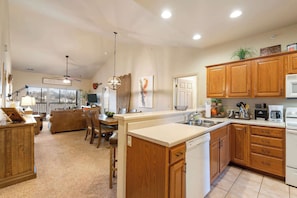 コンドミニアム ベッド (複数台) キッチン ゴルフビュー (Whippoorwill Woods) | 専用キッチン | コーヒー / ティーメーカー