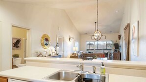 Condo, varias camas, cocina, vista al campo de golf (Whippoorwill Woods) | Interior