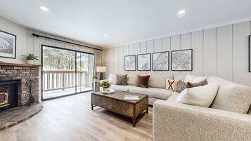 House, Multiple Beds, Patio, Mountain View (Emerson Escape) | Living area