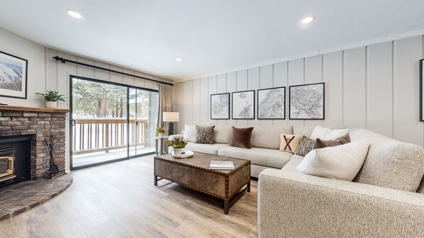 Ferienhaus, Mehrere Betten, Terrasse, Bergblick (Emerson Escape) | Wohnbereich