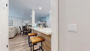 Casa, diversos llits, pati, vistes a la muntanya (Emerson Escape) | Cuina privada | Cafetera i tetera 