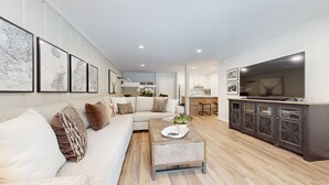 Casa, diversos llits, pati, vistes a la muntanya (Emerson Escape) | Sala d'estar