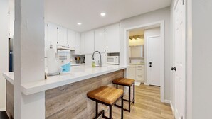 Casa, diversos llits, pati, vistes a la muntanya (Emerson Escape) | Cuina privada | Cafetera i tetera 