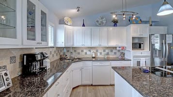 House, Multiple Beds, Patio, Garden View (The Salty Hippo) | Private kitchen | Fridge, microwave, oven, stovetop