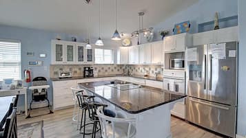 Hus, flere senger, terrasse, hageutsikt (The Salty Hippo) | Eget kjøkken | Kjøleskap, mikrobølgeovn, ovn og kokeplater