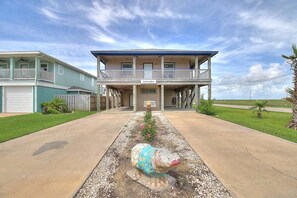 Exterior - Spacious & Pet Friendly + Game Room Sleeps 10 (Port Aransas)