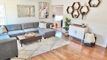 Rumah, Beberapa Tempat Tidur, patio, pemandangan kebun (Bellflower Breeze) | Area keluarga | Televisi layar datar 42-inci dengan saluran TV digital dan perapian