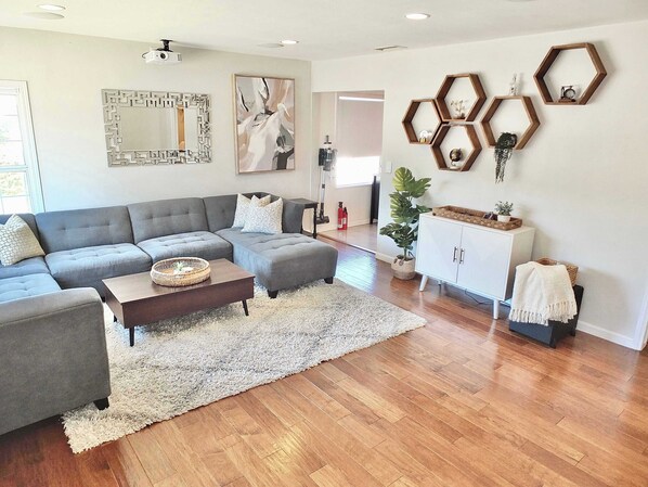 Casa, várias camas, varanda, vista para o jardim (Bellflower Breeze) | Área de estar | TV de tela plana 42 polegadas com canais digitais, lareira