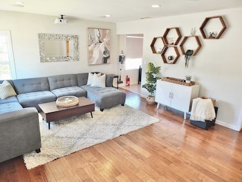 Bellflower Breeze Charming 3 BDR in Long Beach!