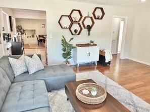 Maison, plusieurs lits, patio, vue jardin (Bellflower Breeze) | Coin séjour