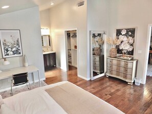Casa, várias camas, varanda, vista para o jardim (Bellflower Breeze) | 3 quartos, individualmente decorados, individualmente mobiliados