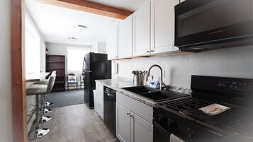 House, Hot Tub, Mountain View | Private kitchen | Fridge, microwave, oven, stovetop